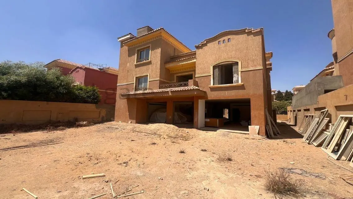 Luxurious 6-Bedroom Apartment with Private Garden