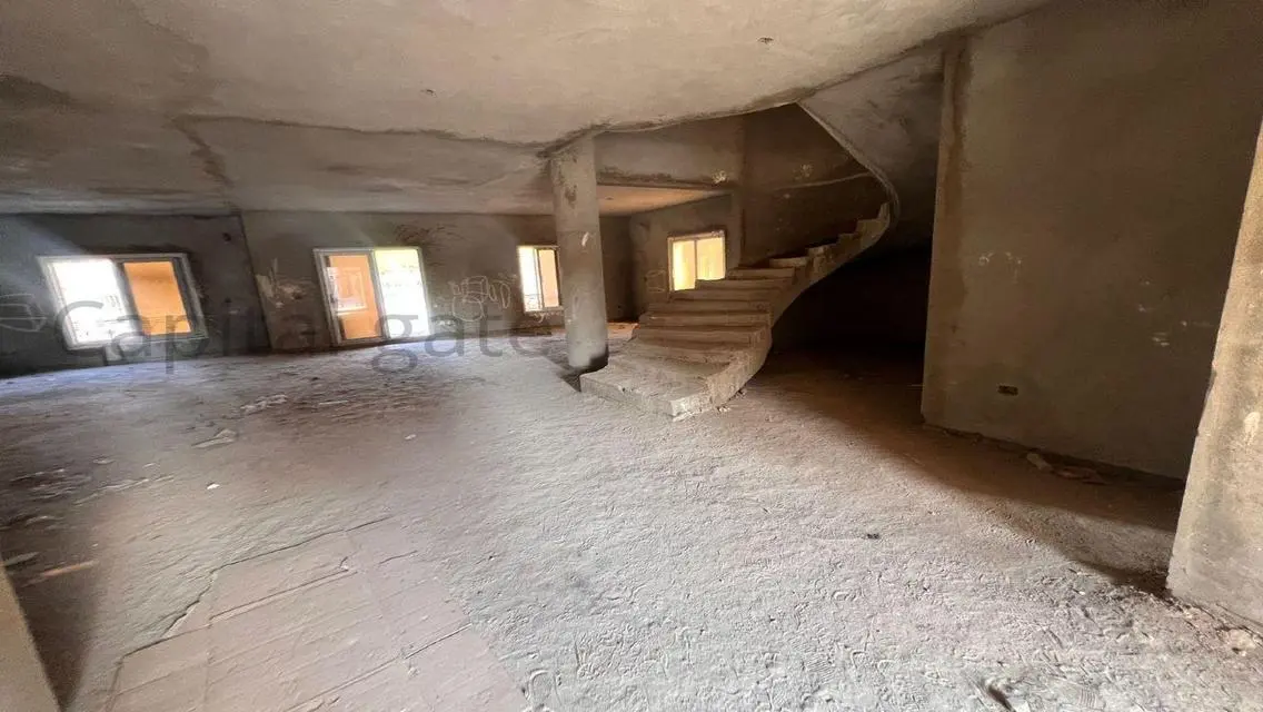 Luxurious 6-Bedroom Apartment with Private Garden