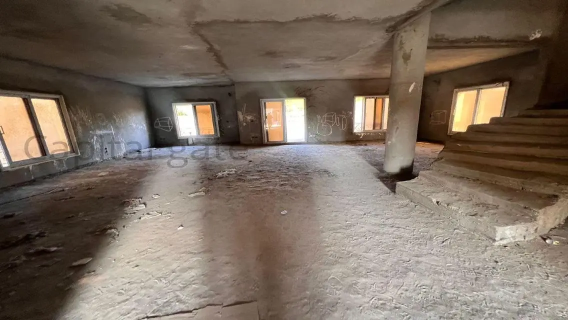 Luxurious 6-Bedroom Apartment with Private Garden