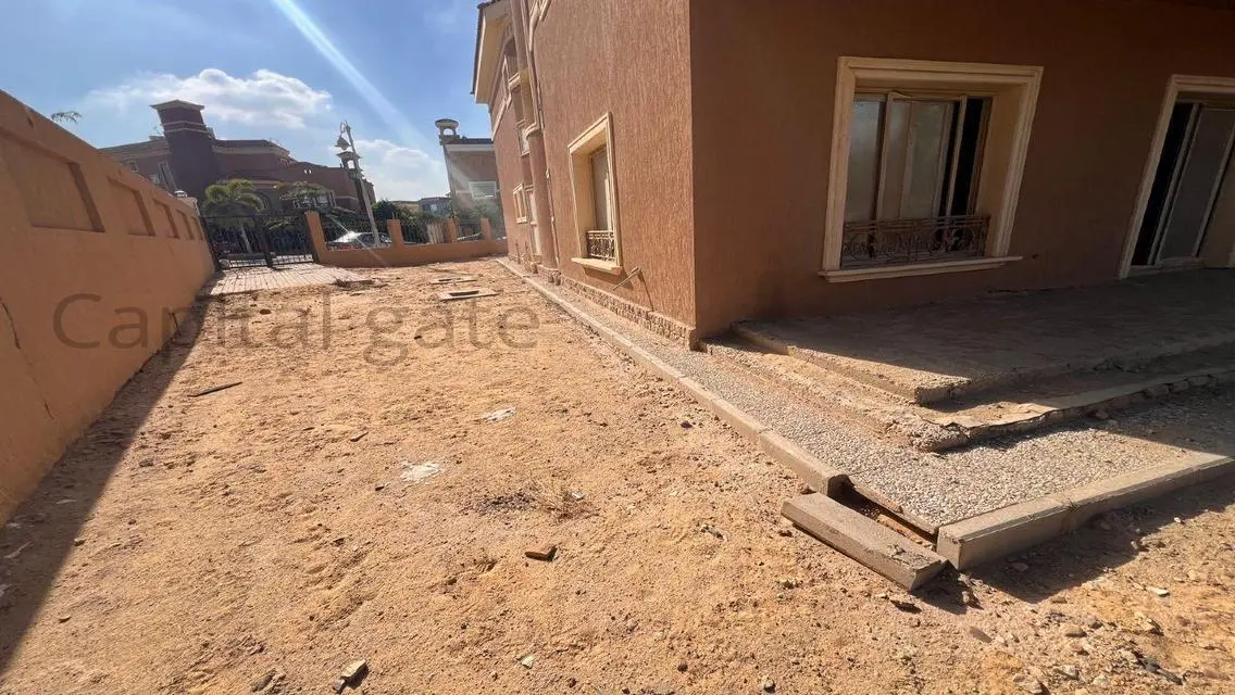 Luxurious 6-Bedroom Apartment with Private Garden
