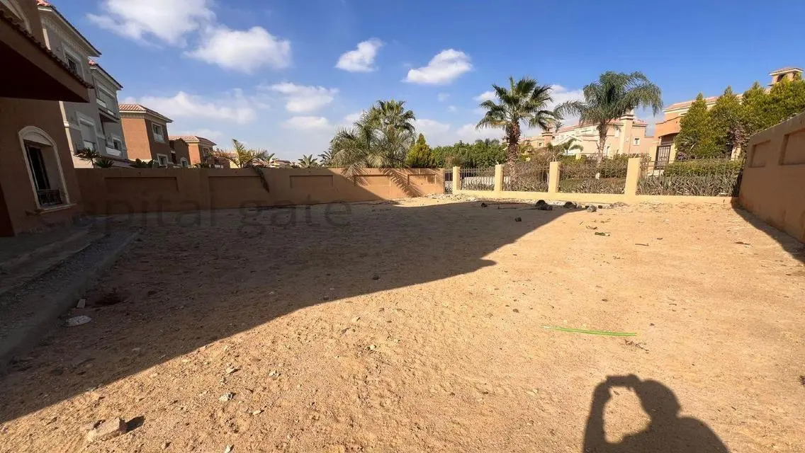 Luxurious 6-Bedroom Apartment with Private Garden