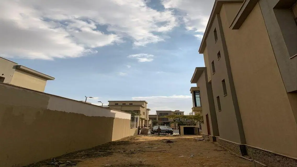 فيلا فاخرة بمساحة شاسعة مع حديقة ومسبح خاص للبيع
