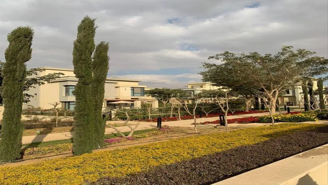 فيلا فاخرة بمساحة شاسعة مع حديقة ومسبح خاص للبيع