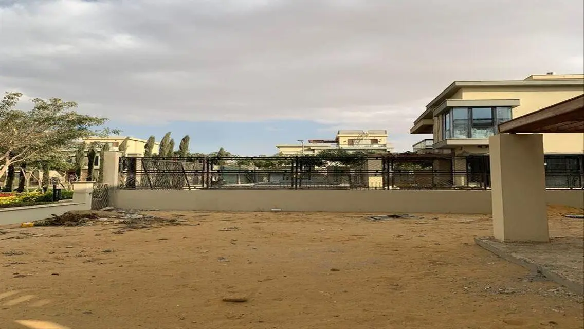 فيلا فاخرة بمساحة شاسعة مع حديقة ومسبح خاص للبيع