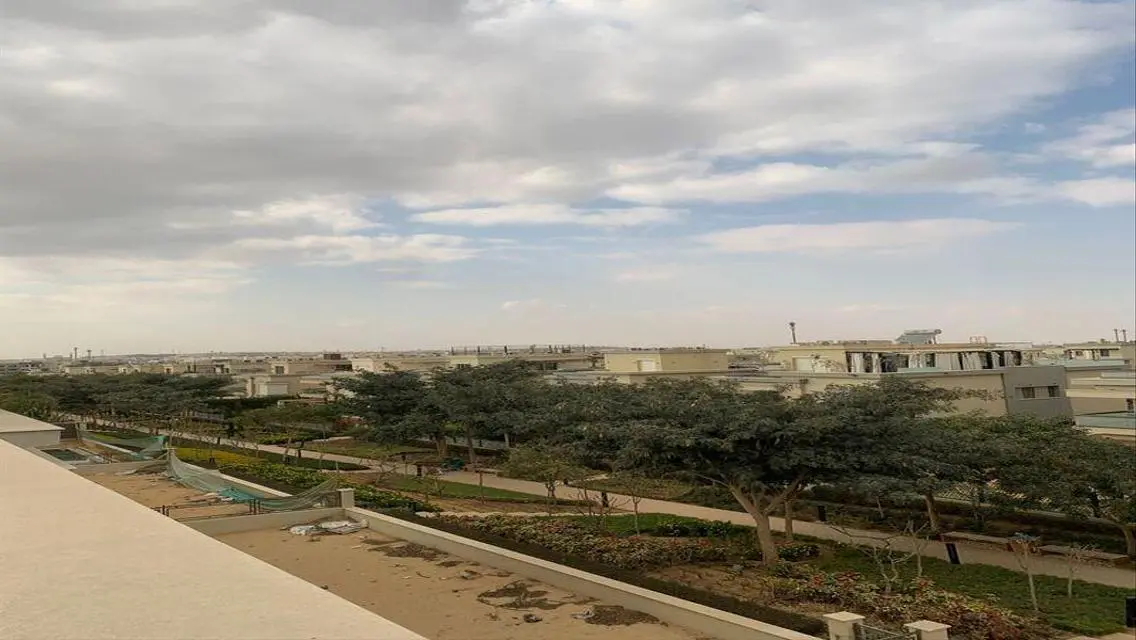 فيلا فاخرة بمساحة شاسعة مع حديقة ومسبح خاص للبيع