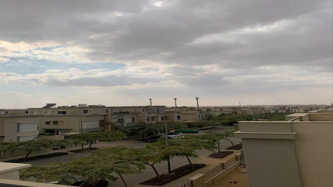 فيلا فاخرة بمساحة شاسعة مع حديقة ومسبح خاص للبيع