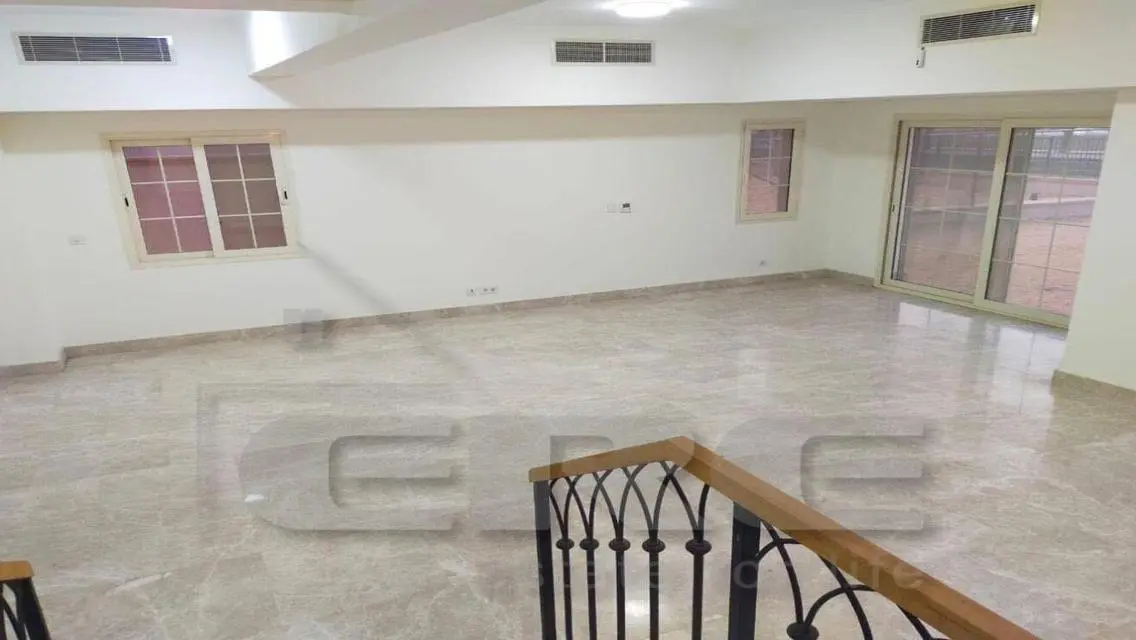 فيلا فاخرة بمسبح خاص وحديقة خاصة للإيجار