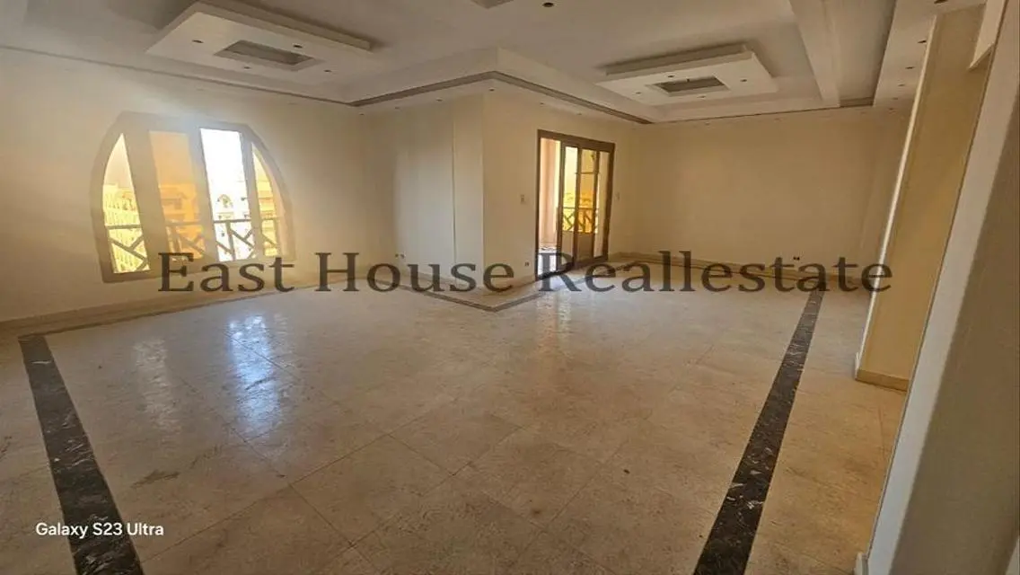 Luxurious Apartment with Spacious Living in City Center