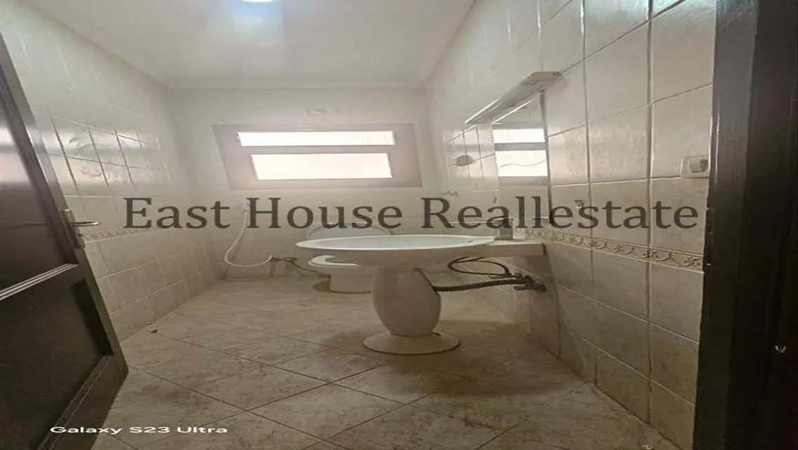 Luxurious Apartment with Spacious Living in City Center