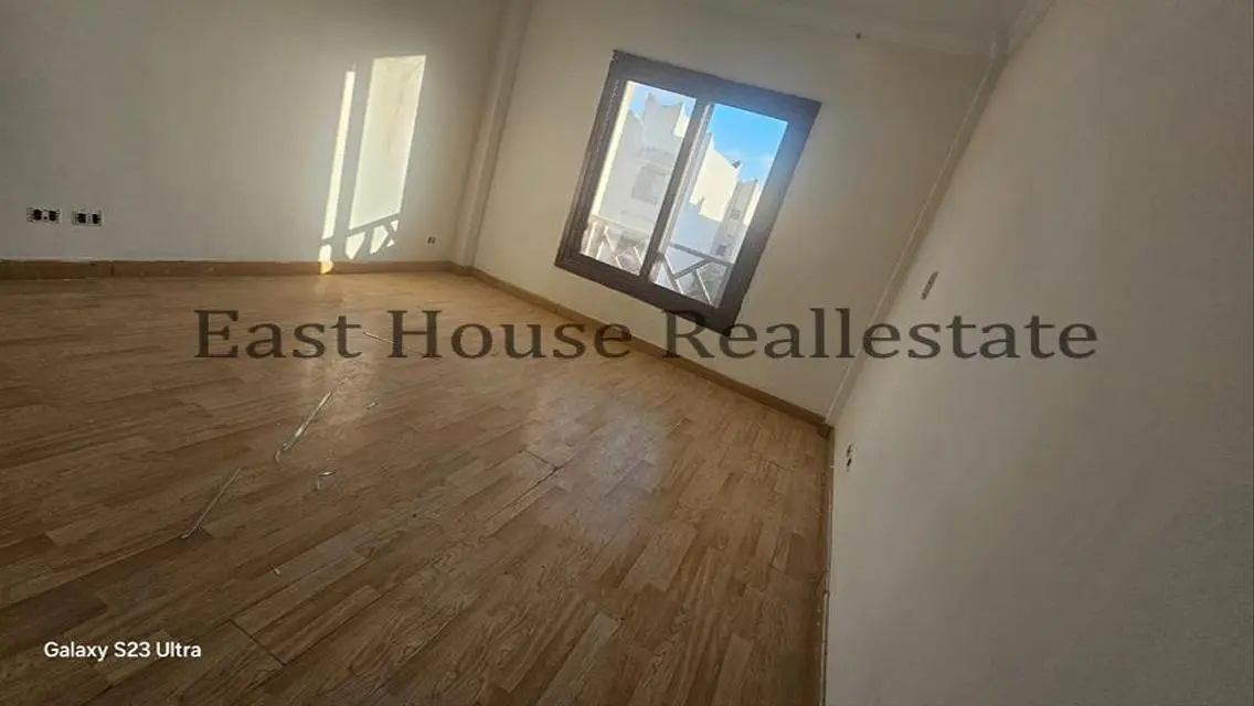 Luxurious Apartment with Spacious Living in City Center