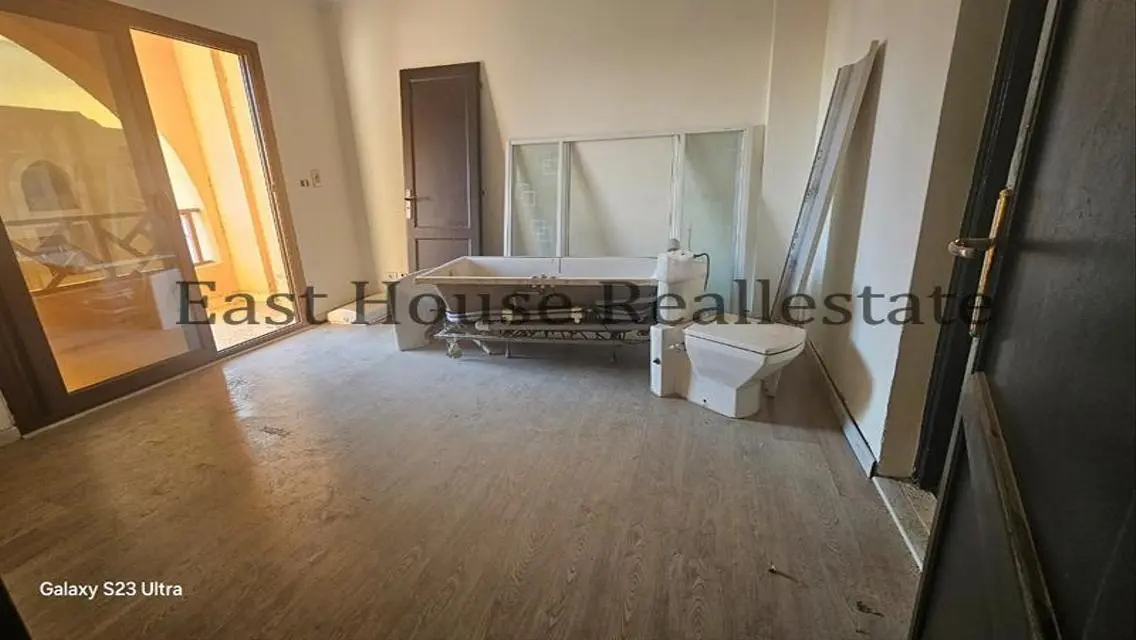 Luxurious Apartment with Spacious Living in City Center
