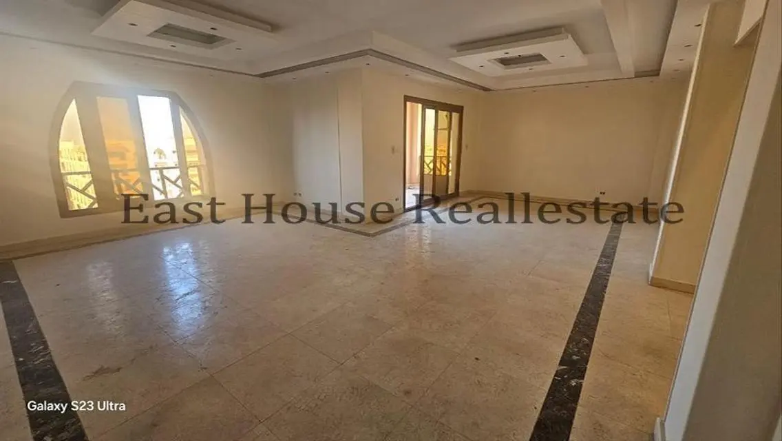 Luxurious Apartment with Spacious Living in City Center