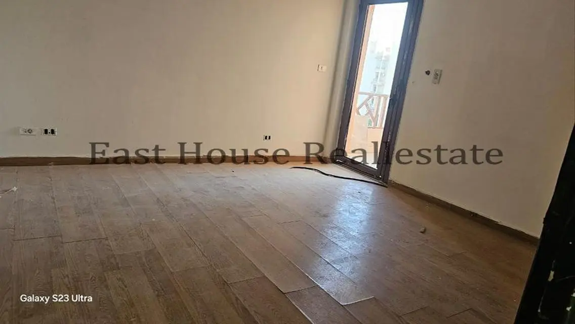 Luxurious Apartment with Spacious Living in City Center