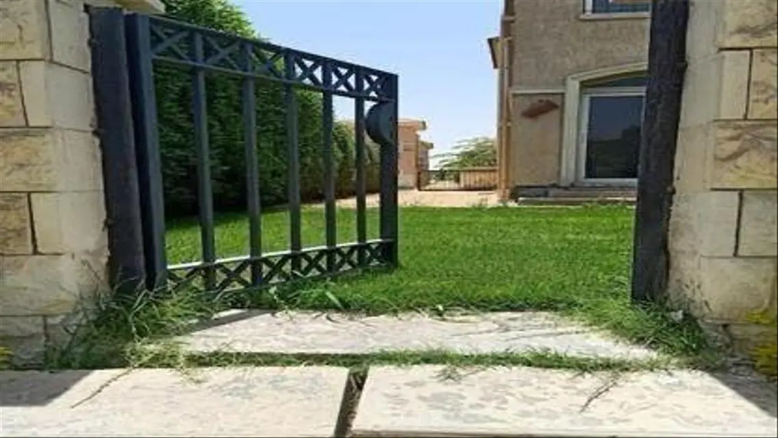 فيلا فاخره في ستون بارك مع حديقة ومسبح خاص