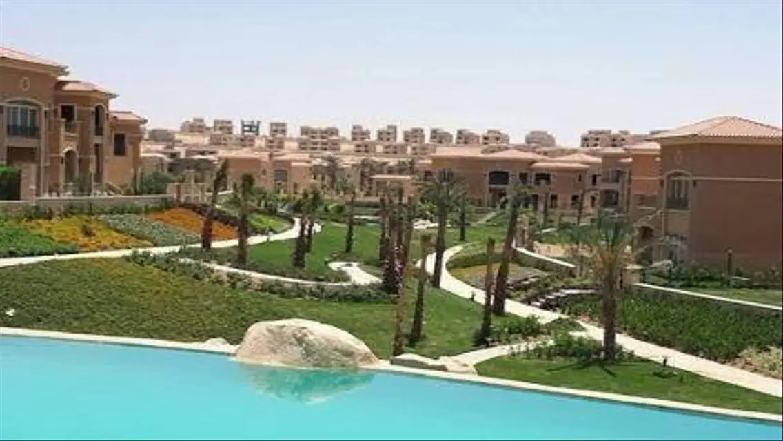 فيلا فاخره في ستون بارك مع حديقة ومسبح خاص