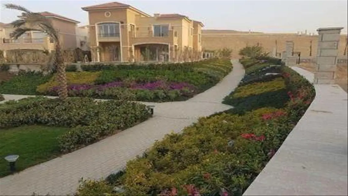 فيلا فاخره في ستون بارك مع حديقة ومسبح خاص