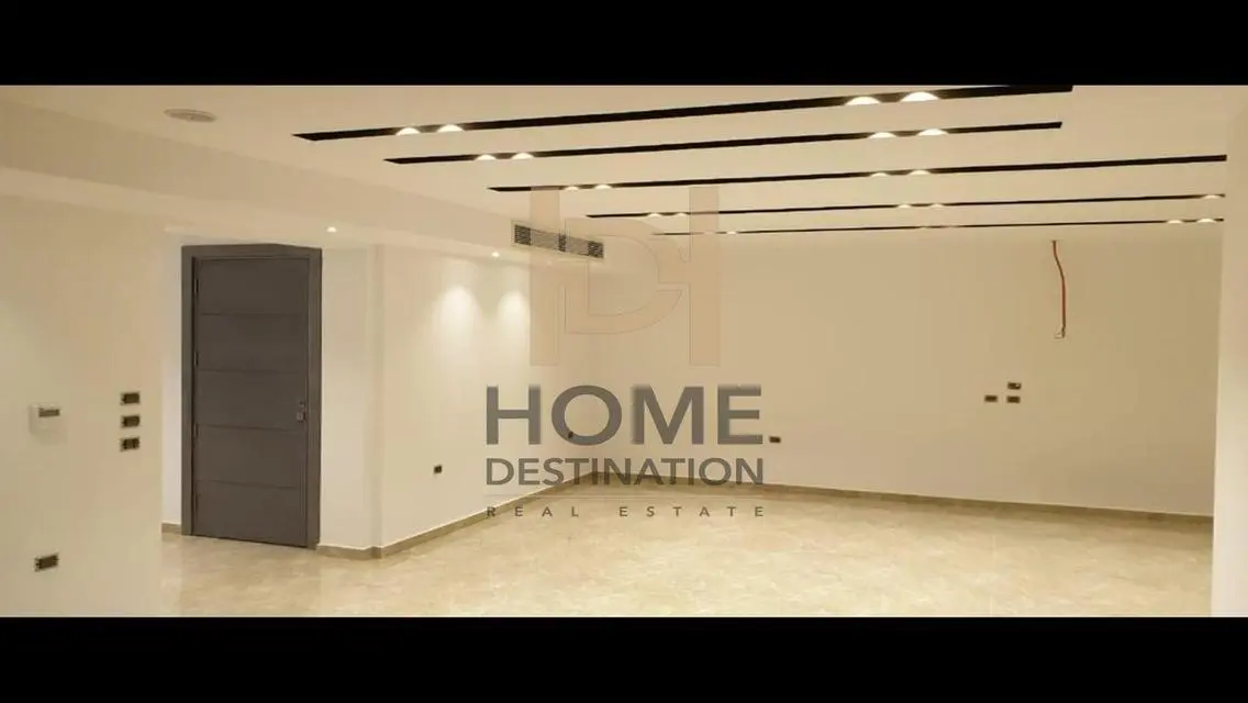 Luxury Apartment in Sky Plaza Mall - 3 Bedrooms