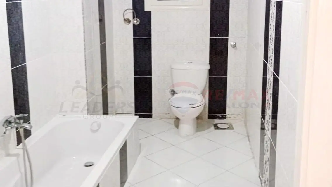 شقة فاخرة بمساحة واسعة للبيع