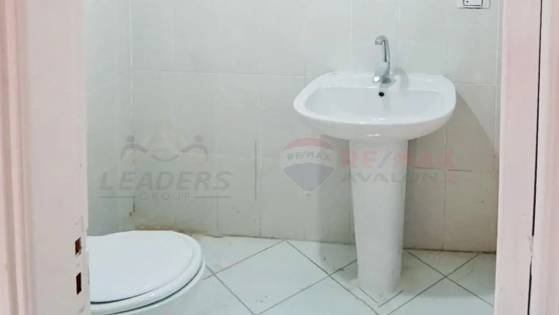 شقة فاخرة بمساحة واسعة للبيع