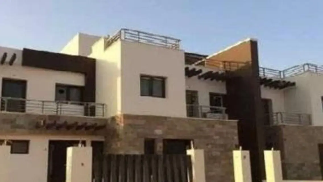 منزل فخم مع حديقة خاصة في قلب المدينة