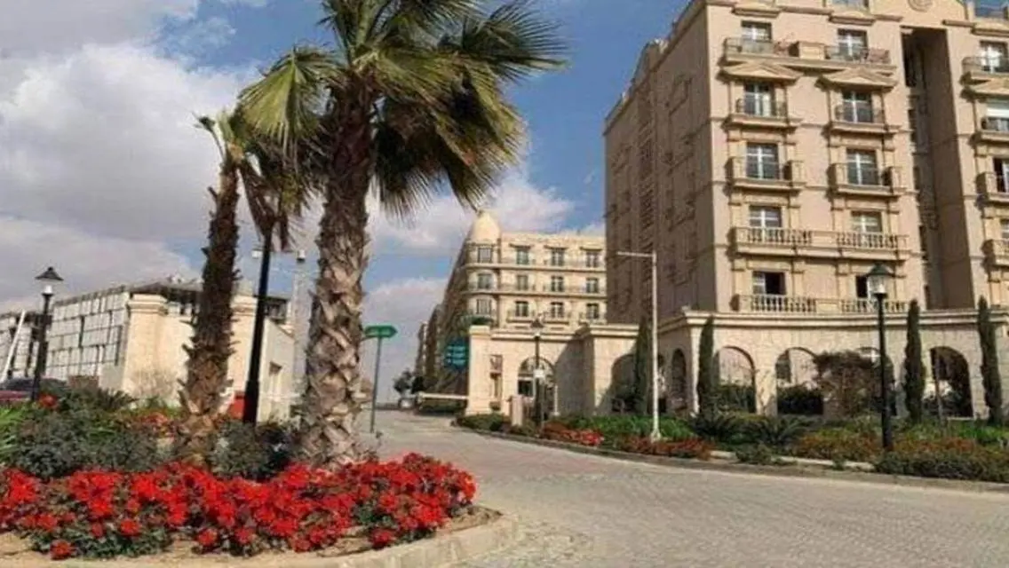 شقة فاخرة مع حارس أمن وموقف مغطى