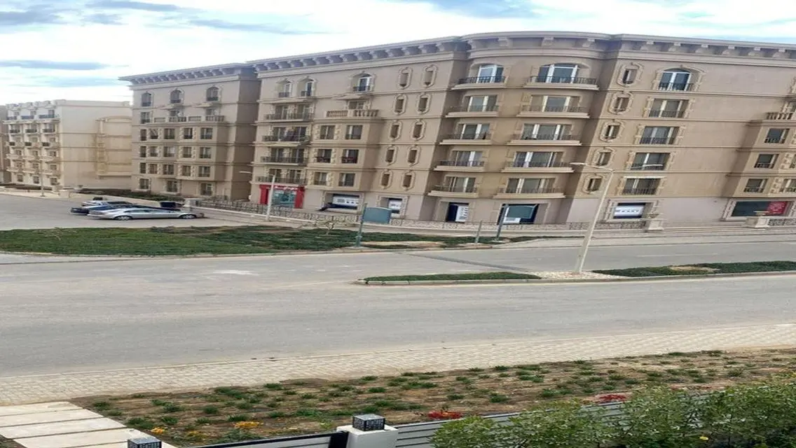 شقة فاخرة مع حارس أمن وموقف مغطى