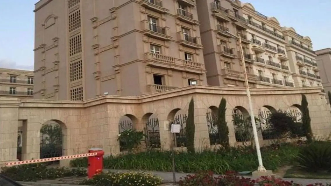 شقة فاخرة مع حارس أمن وموقف مغطى