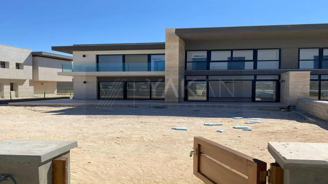 Luxurious Villa in Prime Location at Swan Lake