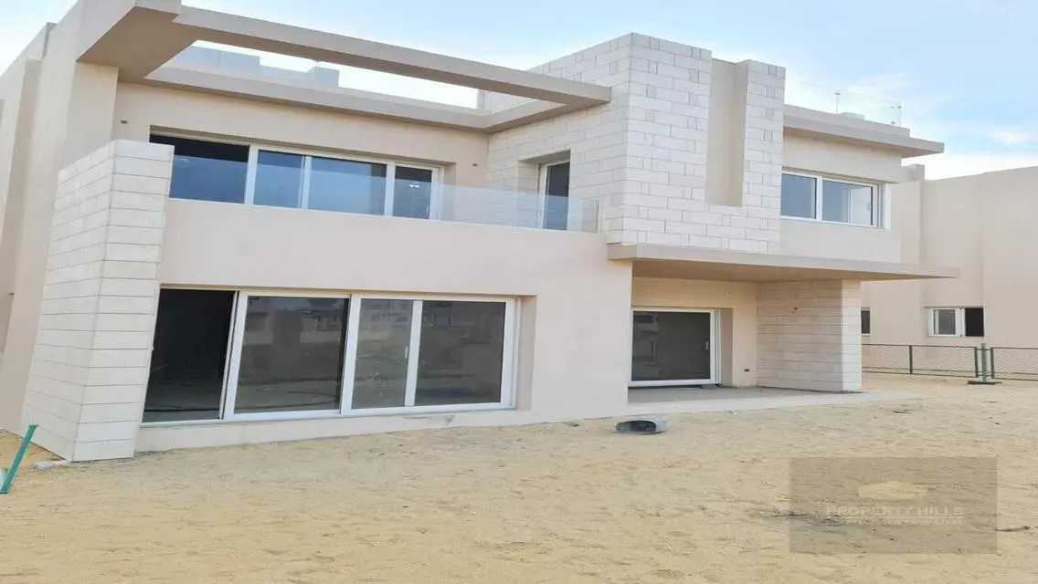 شقة فاخرة للبيع بمساحة واسعة مع إمكانية الوصول لمرافق متعددة