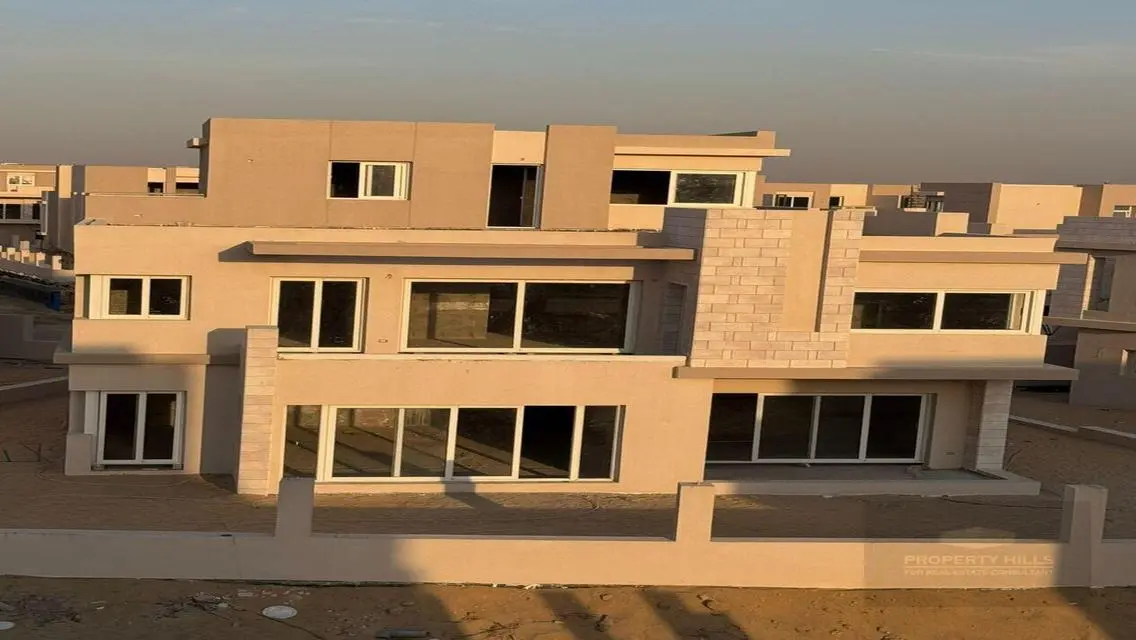 شقة فاخرة للبيع بمساحة واسعة مع إمكانية الوصول لمرافق متعددة