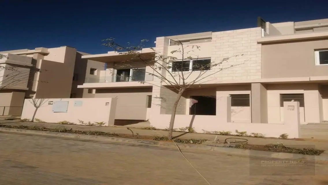 شقة فاخرة للبيع بمساحة واسعة مع إمكانية الوصول لمرافق متعددة