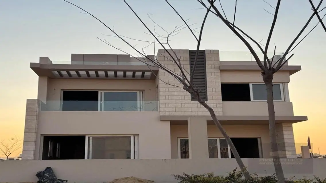 فيلا فاخرة للبيع بمساحة شاسعة مع مسبح خاص وحديقة