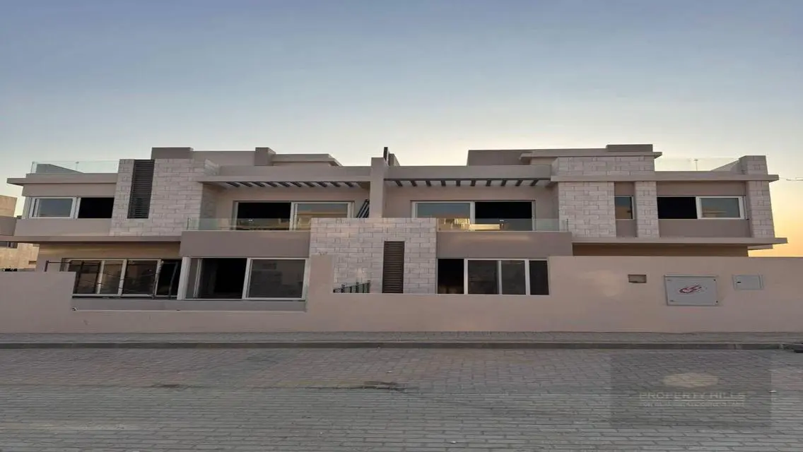 فيلا فاخرة للبيع بمساحة شاسعة مع مسبح خاص وحديقة