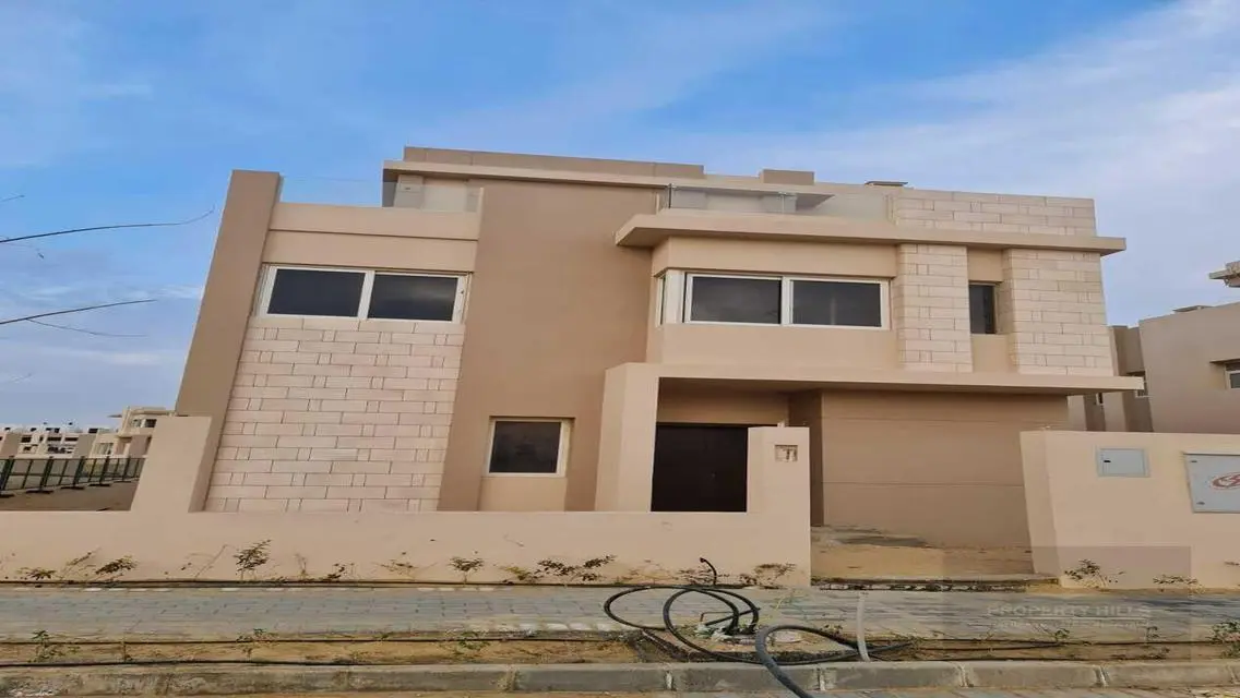 فيلا فاخرة للبيع بمساحة شاسعة مع مسبح خاص وحديقة
