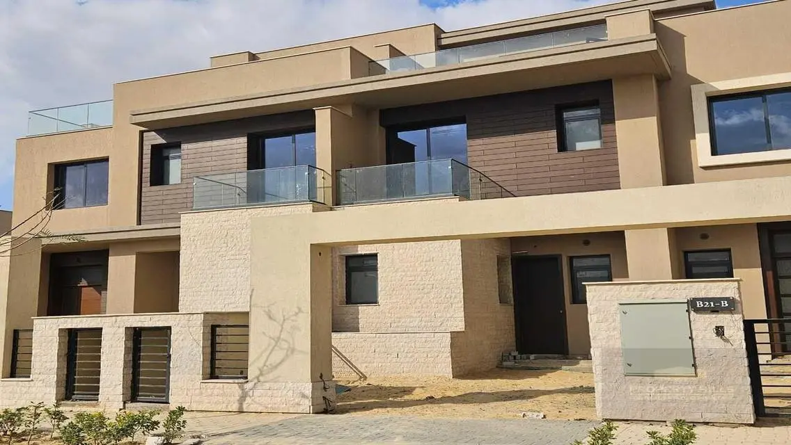 فيلا فاخرة للبيع بمساحة شاسعة مع مسبح خاص وحديقة