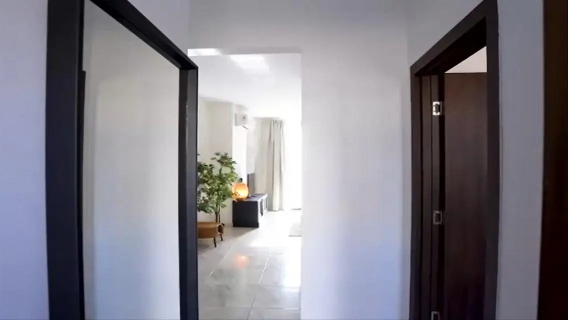 شقة فاخرة مع شرفة وحارس أمن للبيع