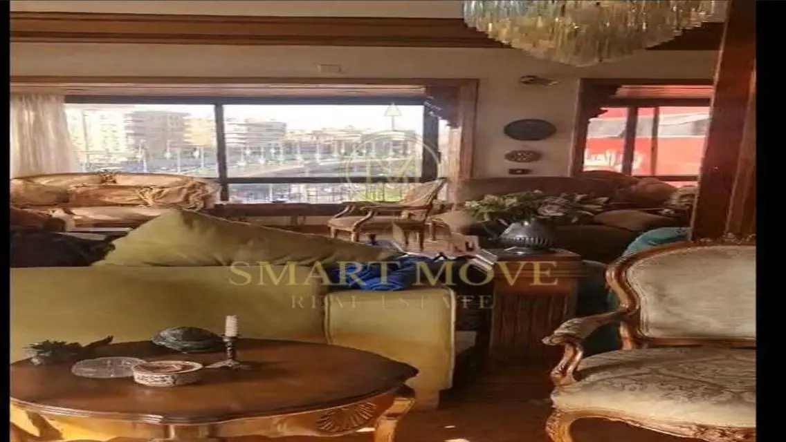 شقة فاخرة بـ250 متر في قلب المدينة