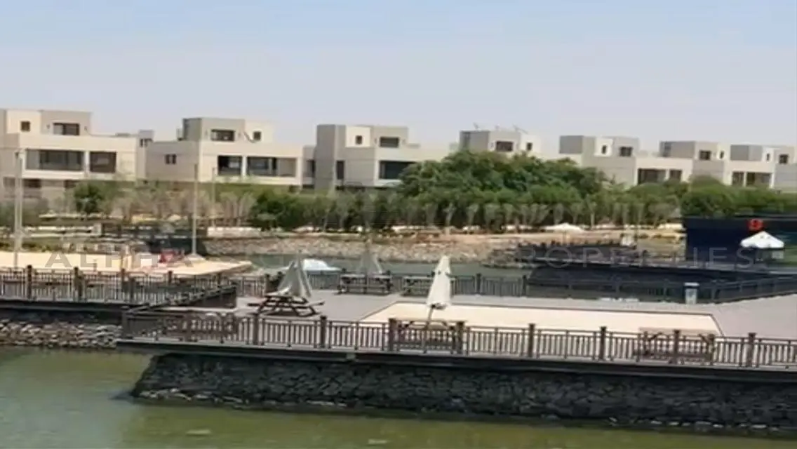 شقة فاخرة بمساحة واسعة للبيع