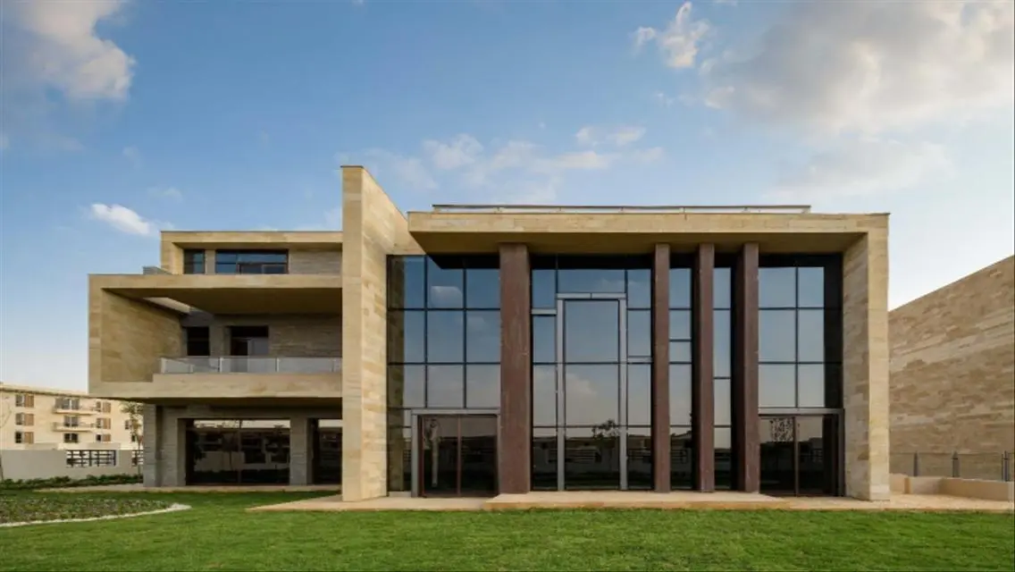 Luxurious Home with Private Garden and Pool