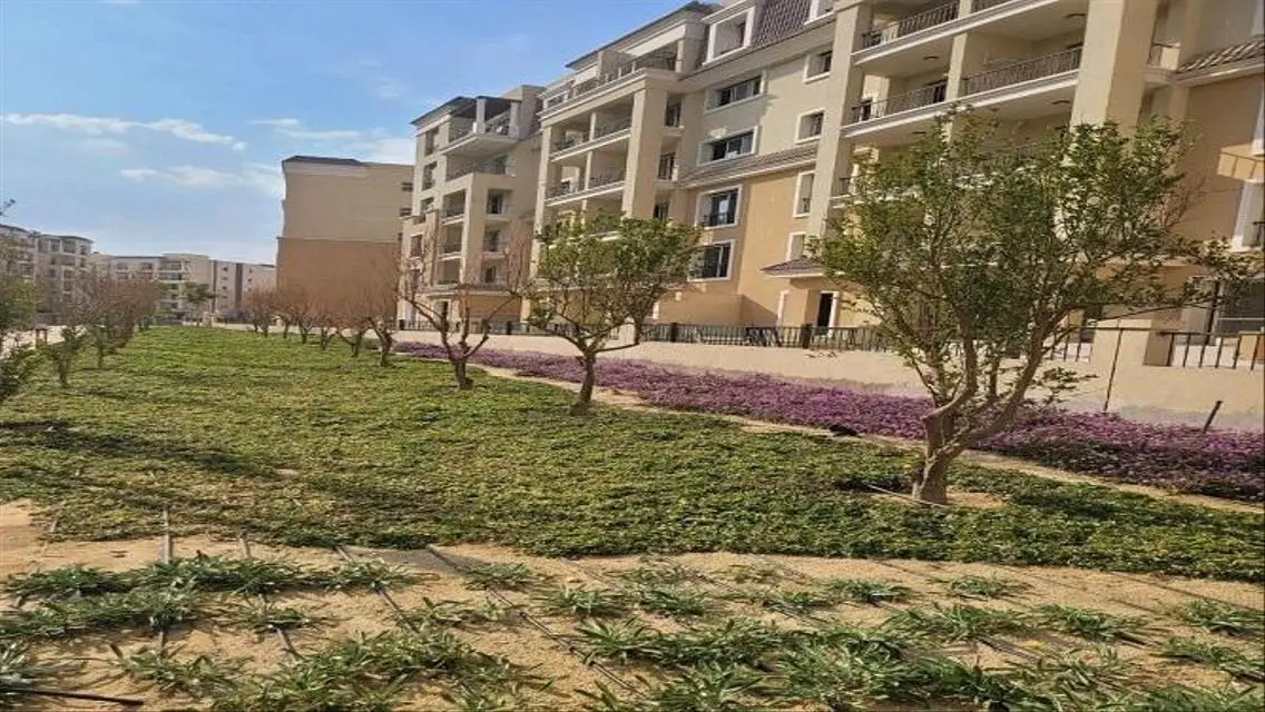 شقة فاخرة للبيع بمساحة واسعة في قلب المدينة