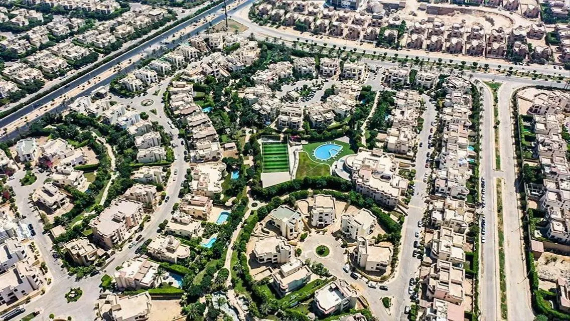 فيلا فاخرة مع حديقة خاصة ومسبح مشترك