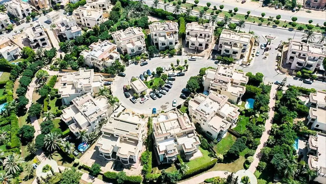 فيلا فاخرة مع حديقة خاصة ومسبح مشترك