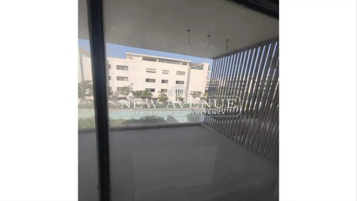 شقة فاخرة للبيع مع شرفة وحارس أمن