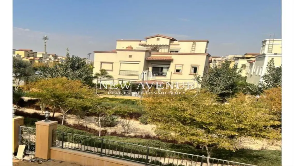 فيلا فاخرة بمساحة واسعة في قلب المدينة