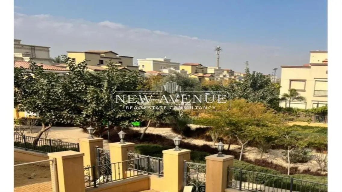 فيلا فاخرة بمساحة واسعة في قلب المدينة