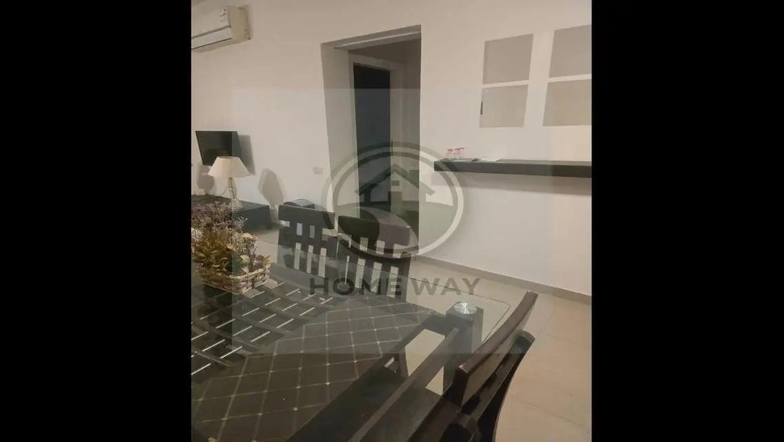 شقة فاخرة للبيع مع شرفة ومسبح مشترك