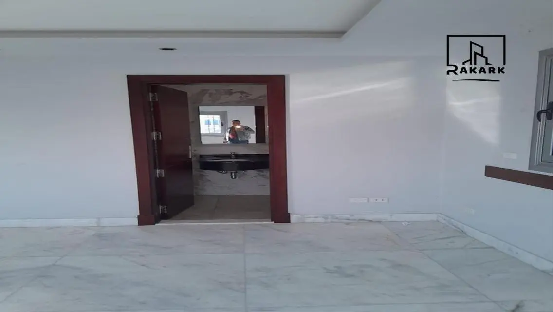 شقة فاخرة بمساحة 250 متر مع 4 غرف نوم و 2 حمام