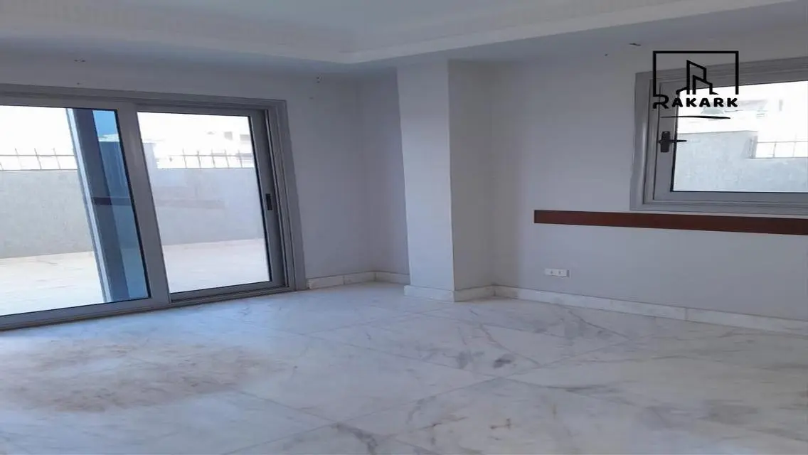 شقة فاخرة بمساحة 250 متر مع 4 غرف نوم و 2 حمام