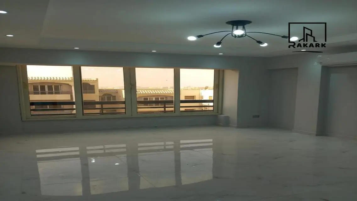 شقة فاخرة بمساحة 250 متر مع 4 غرف نوم و 2 حمام