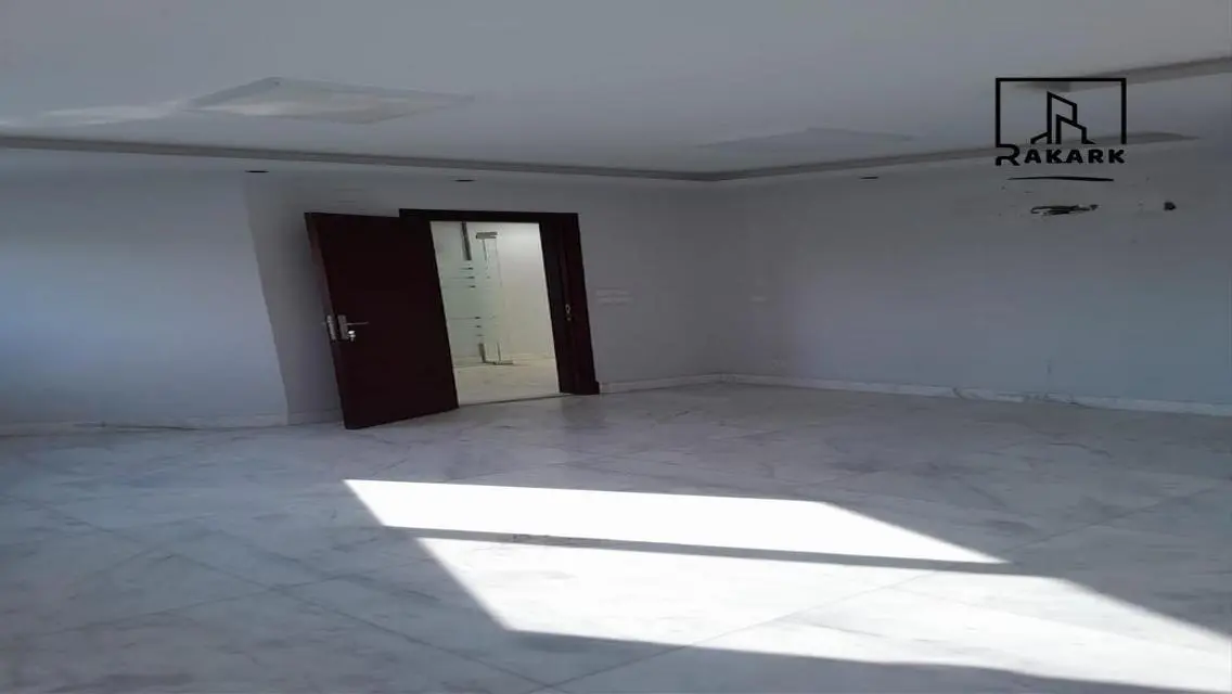 شقة فاخرة بمساحة 250 متر مع 4 غرف نوم و 2 حمام